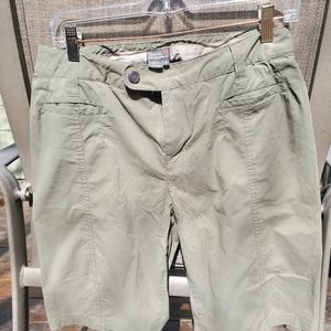 Womens Royal Robbins shorts size 8 but fits like a size 6. 11" inseam.